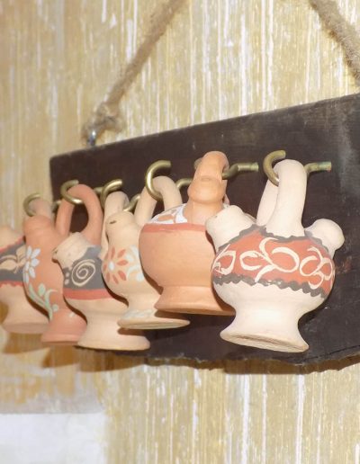 detalle decoración con botijos