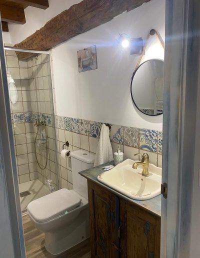 cuarto baño en alojamiento rural Beamud